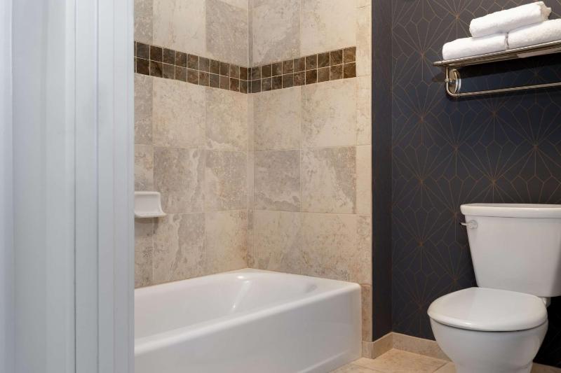 One-Bedroom Queen Suite with Two Queen Beds - Non-Smoking image 3