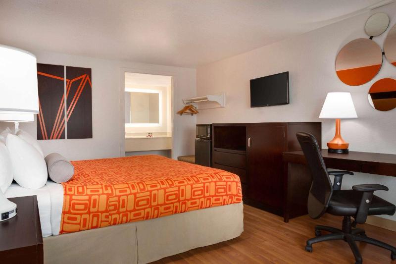 King Room - Non-Smoking image 4