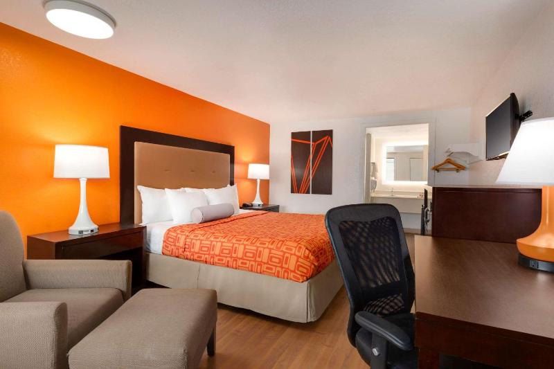 King Room - Non-Smoking image 3