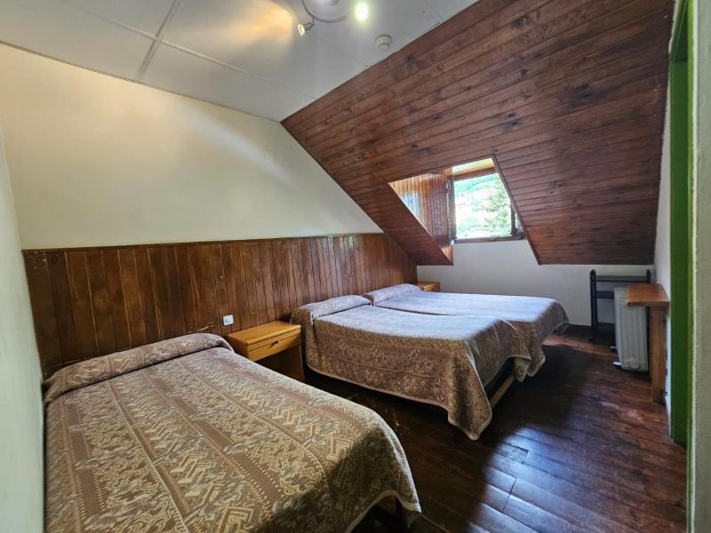 Economy Triple Room image 2