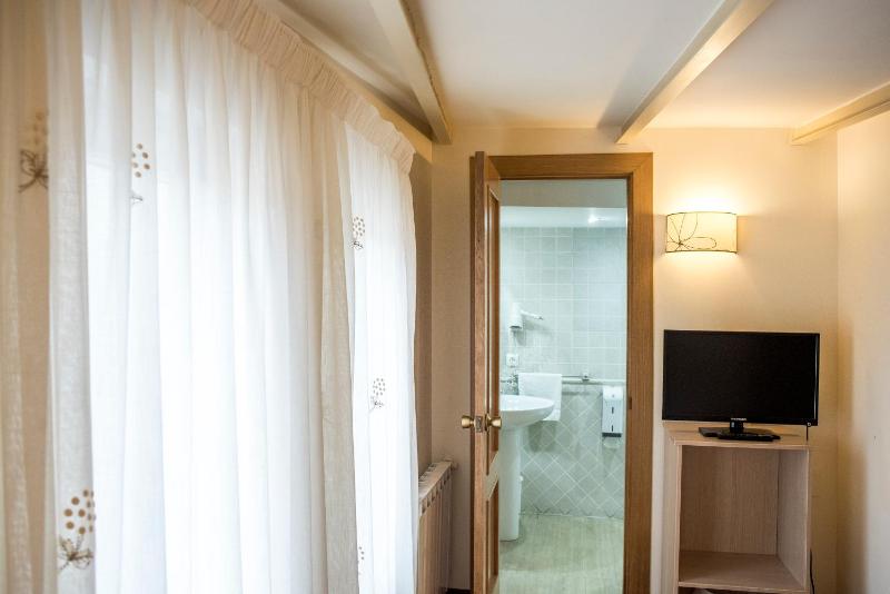 Budget Double Room image 3