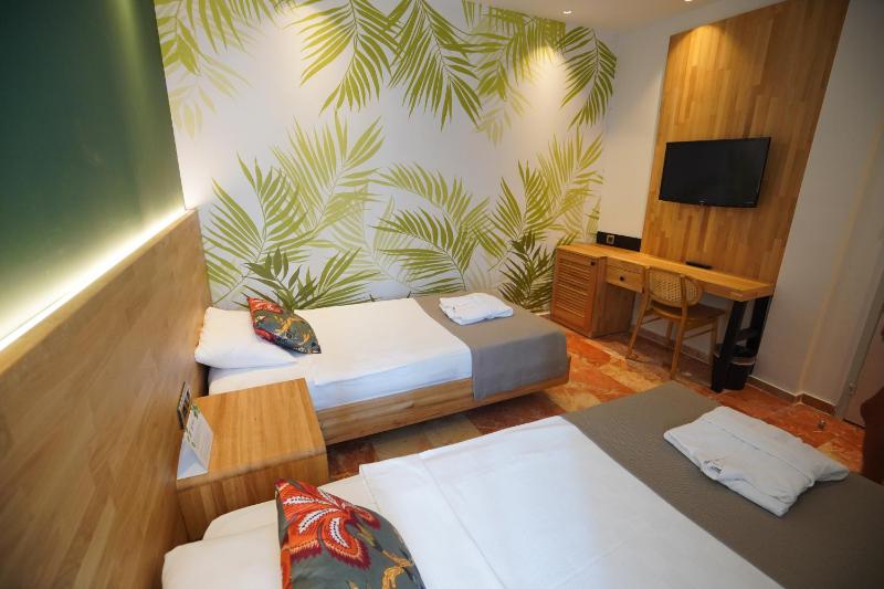 Deluxe Family Room image 3