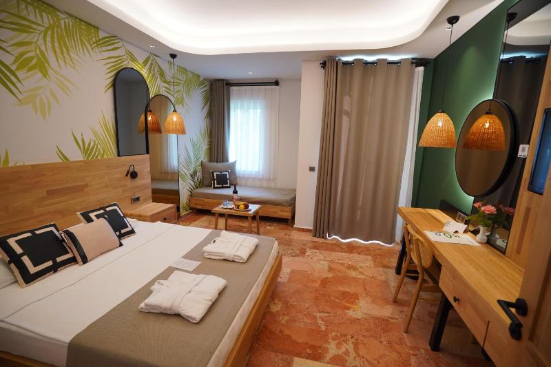 Deluxe Double or Twin Room with Balcony image 1