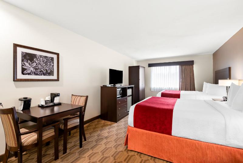 Queen Room with Two Queen Beds image 3