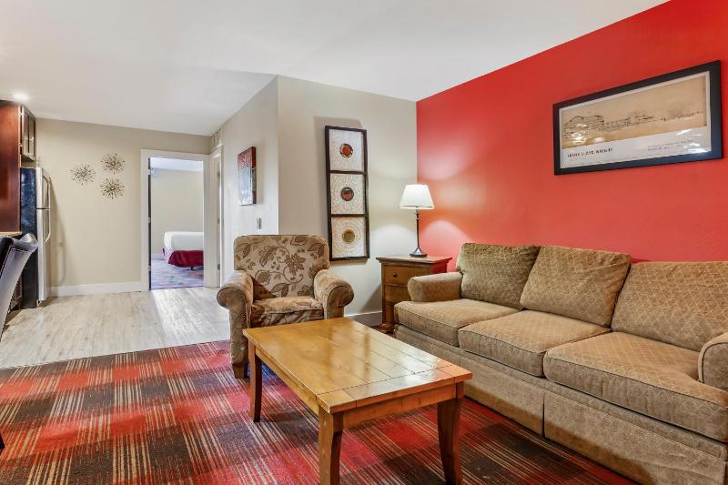 Deluxe King Suite image 3