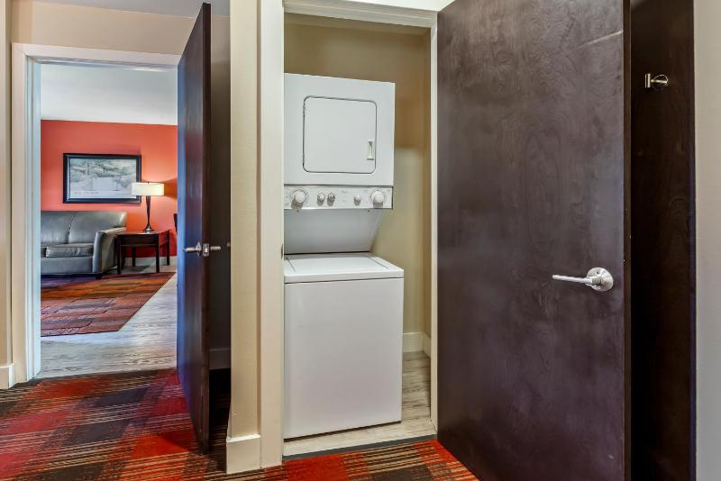 One-Bedroom Apartment with Pool View image 3