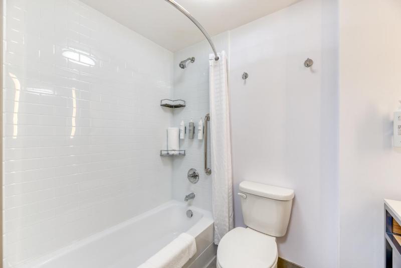 Non-Smoking Ocean Front Double Queen Room image 2