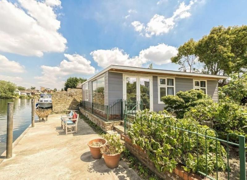RIVER RETREAT- near Holloway U, Thorpe Park and Heathrow airport Images