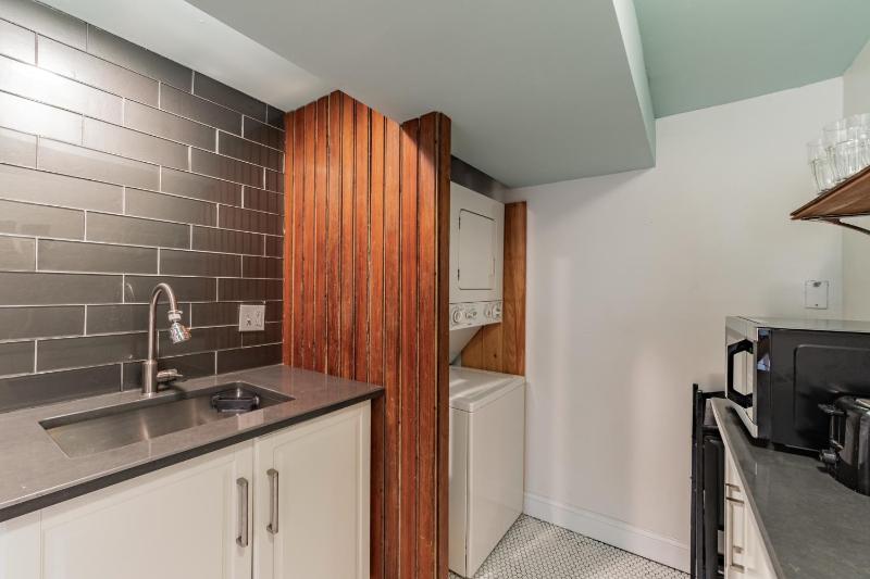 Cute and Charming 1BR in Fantastic Location townhouse - image 11