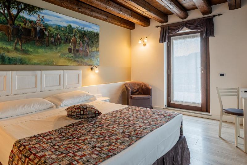 Deluxe Double Room with Extra Bed image 3