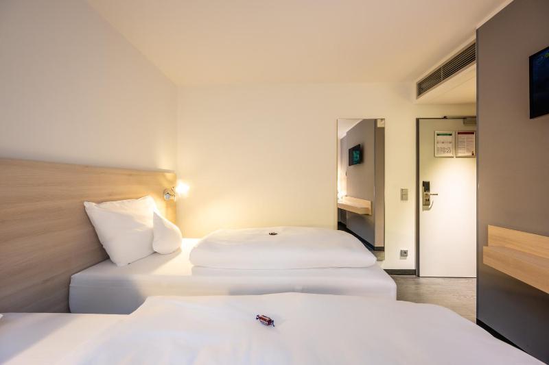 Standard Twin Room image 1