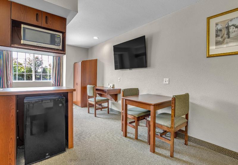 Queen Suite image 3