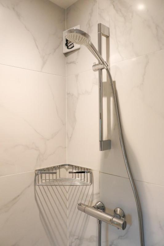 Standard Twin Room image 4