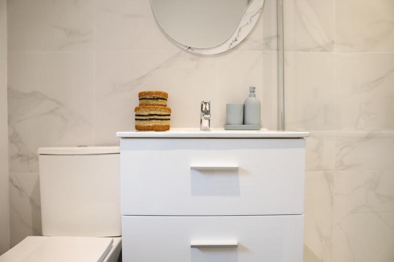 Standard Twin Room image 3
