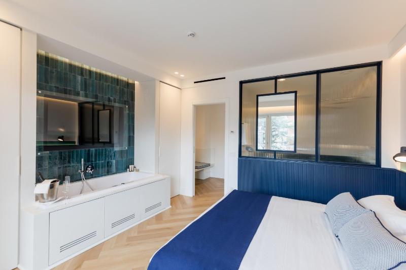 Suite with Hot Tub image 1