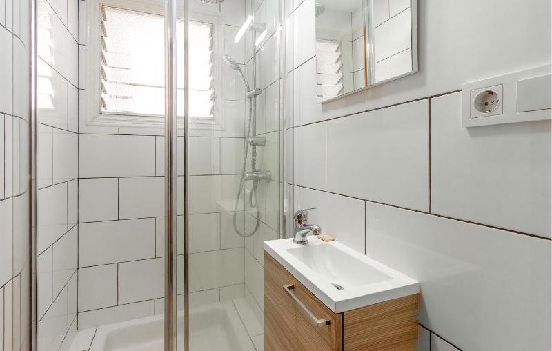 3 Bedroom Nice Apartment In Santa Pola - image 9