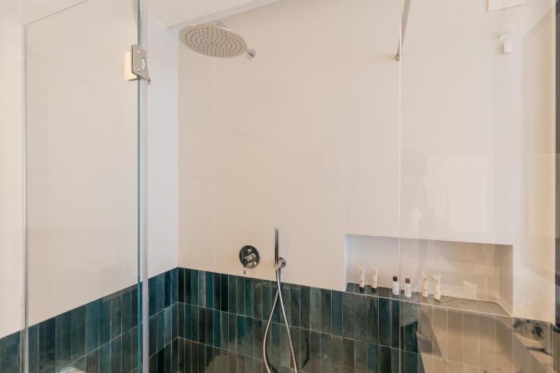 Suite with Hot Tub image 4