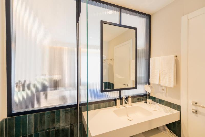 Suite with Hot Tub image 3