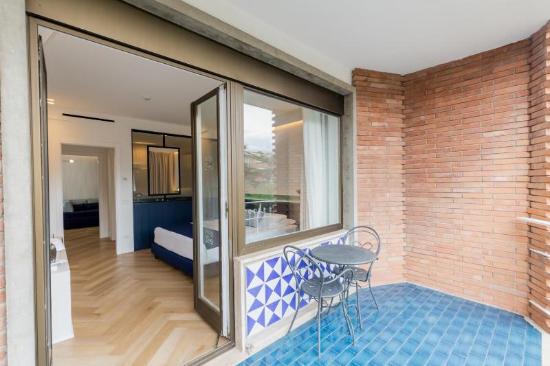 Suite with Hot Tub image 2