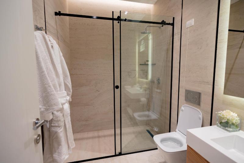 Deluxe Suite with Spa Bath image 4