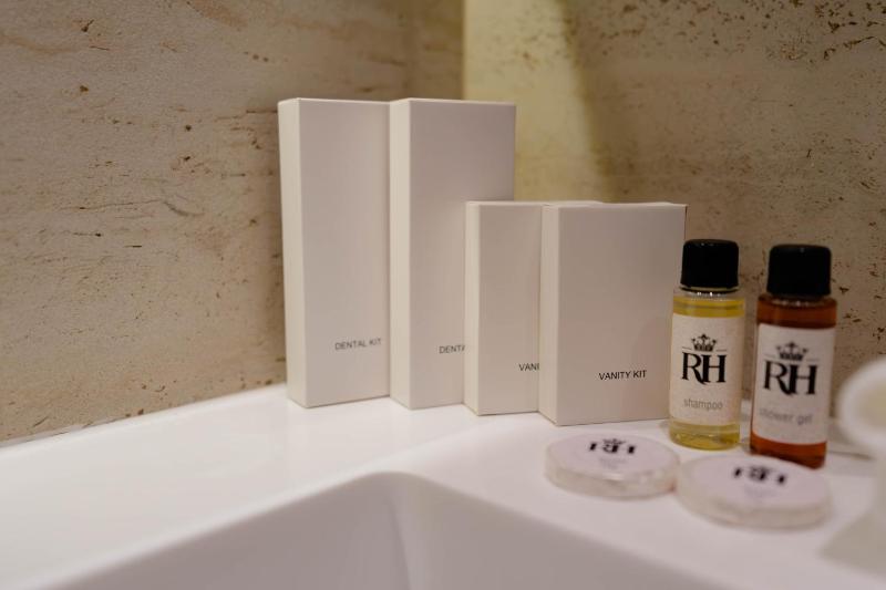 Deluxe Suite with Spa Bath image 2