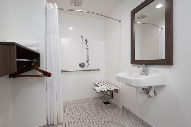 Double Room with Roll-In Shower - Mobility Accessible/Non-Smoking image 3