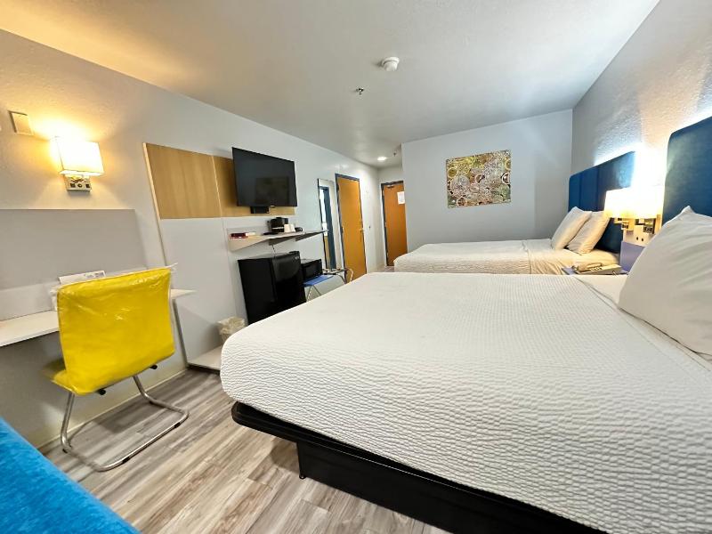Queen Room with Two Queen Beds - Non-Smoking image 2