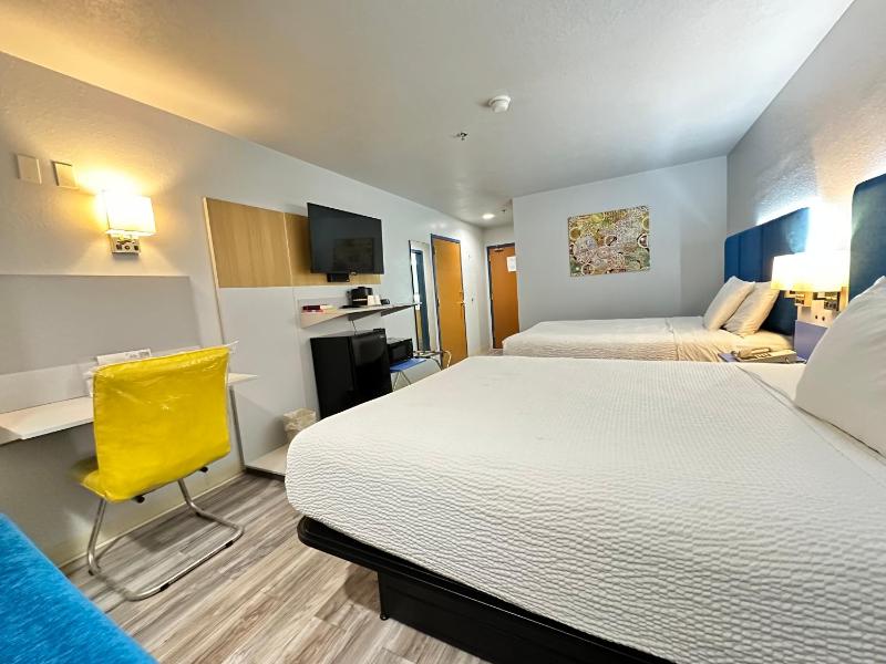 Queen Room with Two Queen Beds - Disability Access/Non-Smoking image 3