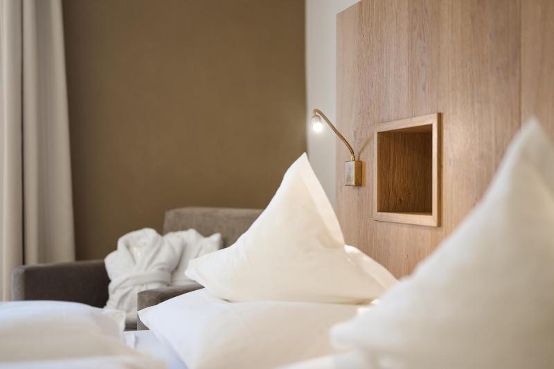 Double Room with Balcony image 2