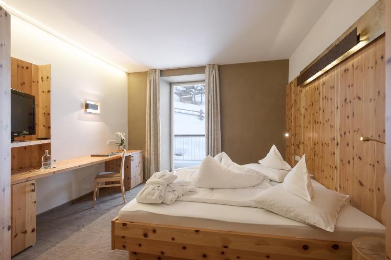 Double Room with Garden View image 3
