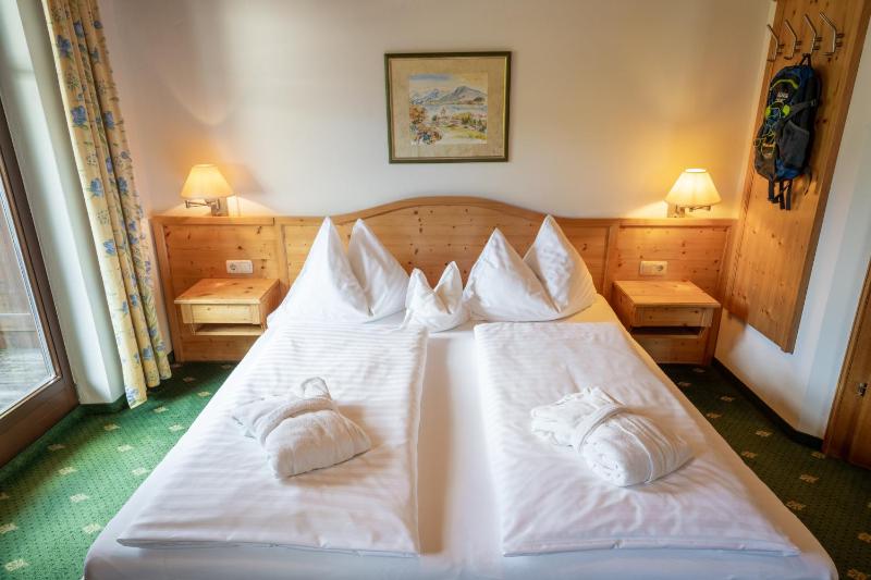 Double Room with Balcony image 3