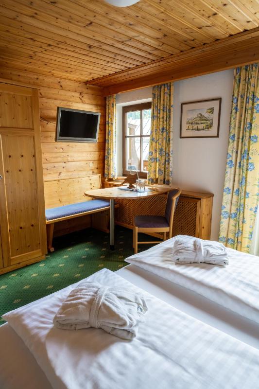 Double Room with Balcony image 2