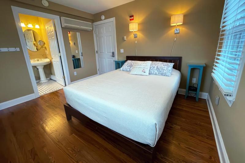 Queen Room with Spa Bath image 1