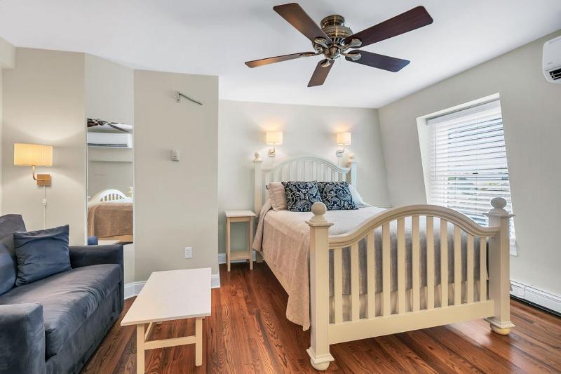 Standard Queen Room image 1