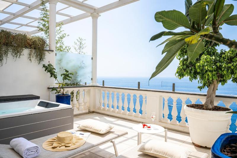 Junior Suite with Terrace and Sea View image 4