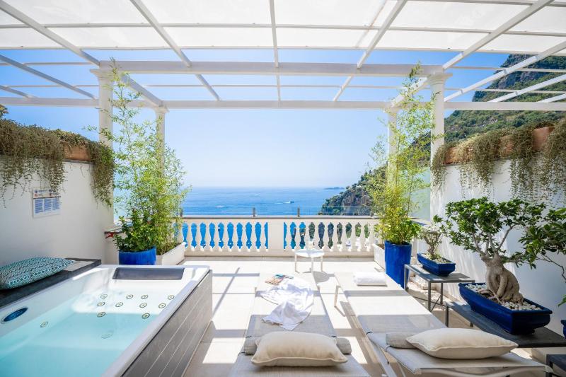 Junior Suite with Terrace and Sea View image 1