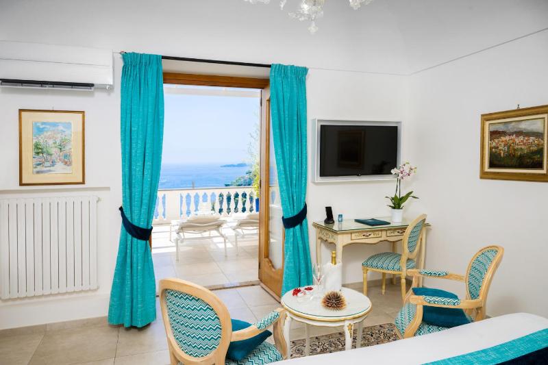 Junior Suite with Terrace and Sea View image 2