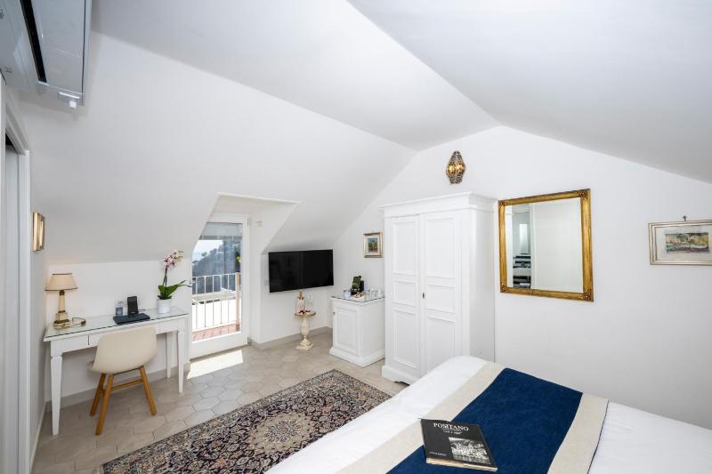Classic Double Room with Sea View - Attic image 4