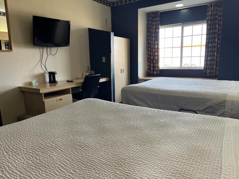 Queen Room with Two Queen Beds - Non-Smoking image 4