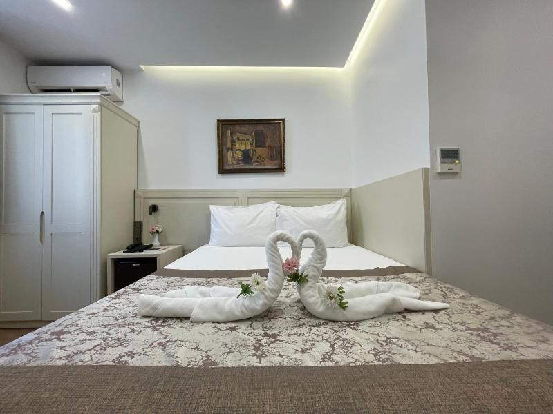 Double or Twin Room image 4