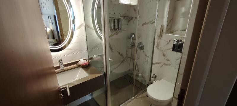 Premium Family Room image 3