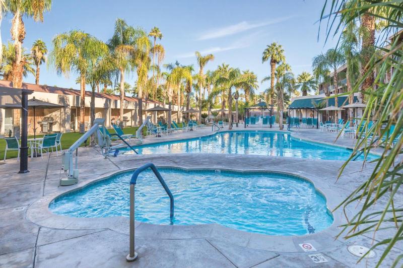See Palm Springs and relax in this 1BD condo with resort amenities including pool or hot tub - image 12