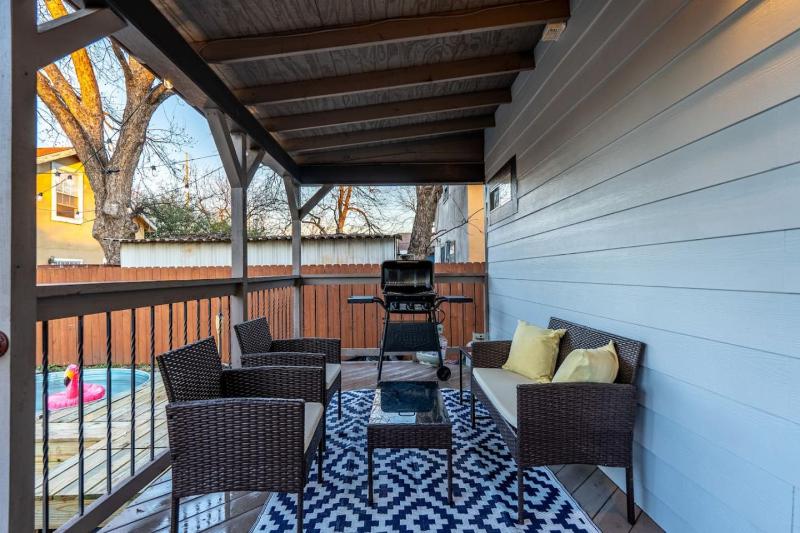 Southtown 3BR Cowboy Pool Playset Riverwalk BBQ Firepit Big Yard — Downtown San Antonio - image 10