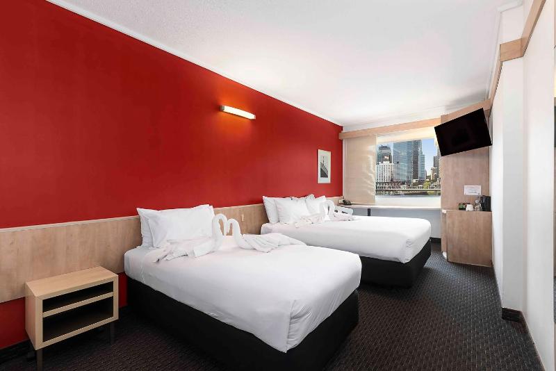 Superior Room with One Queen Bed and One Single Bed image 3