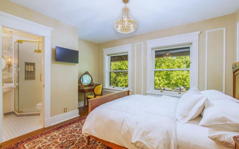 Deluxe Queen Room image 1