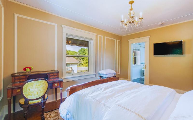 Deluxe Queen Room image 4
