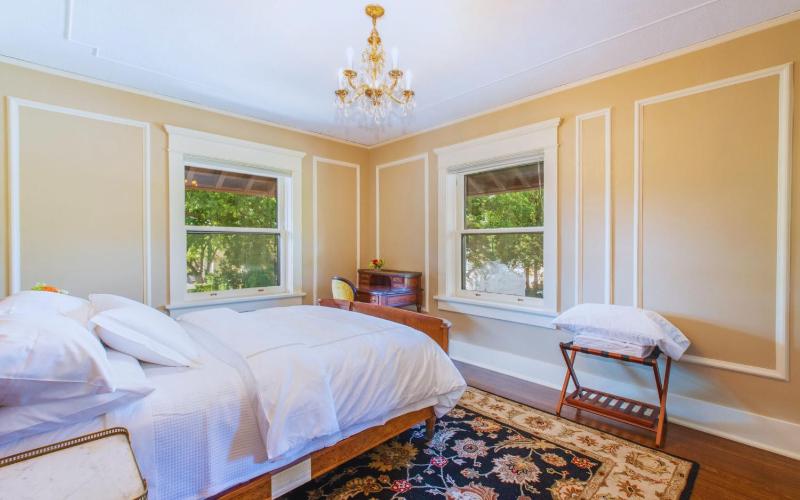 Deluxe Queen Room image 1