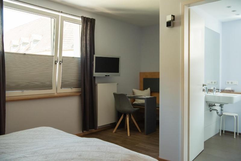 Standard Double Room image 3