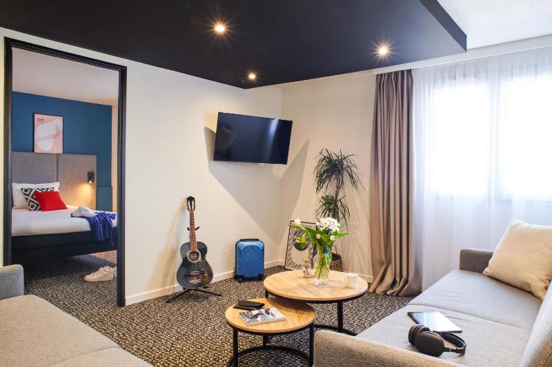 Junior Suite with One Queen Bed and Two Sofabeds image 2