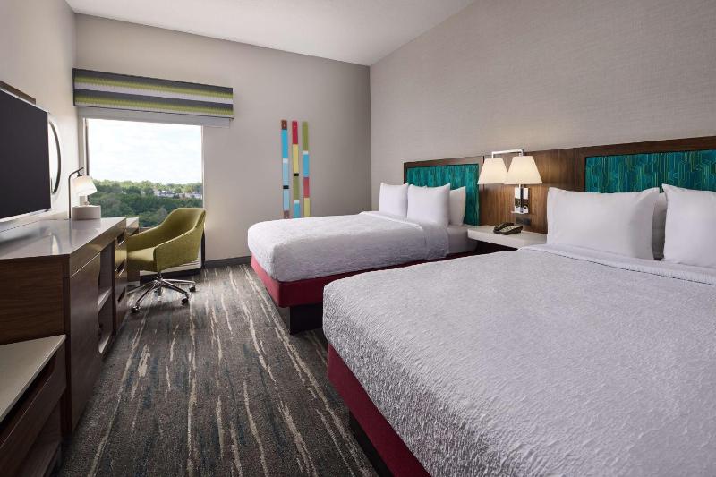 Queen Room with Two Queen Beds (4 Adults) image 1